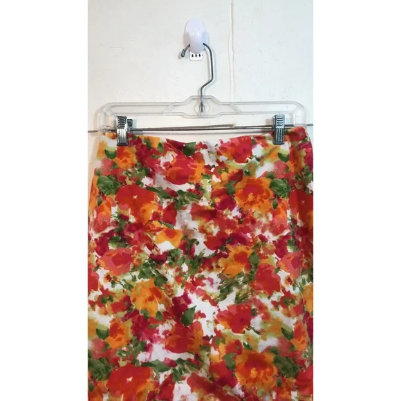 Forever21. Floral Pencil Skirt size 4 - Picture 3 of 13